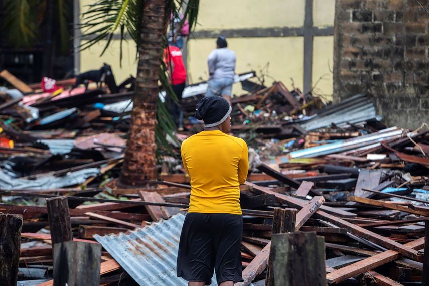 Un hombre observa su casa dañada después del paso del huracán Iota, en Bilwi, Puerto Cabezas, Nicaragua, el 17 de noviembre de 2020.&nbsp;