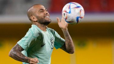 El defensor brasileño Dani Alves maneja el balón durante un entrenamiento de su selección en el Mundial de Catar 2022.