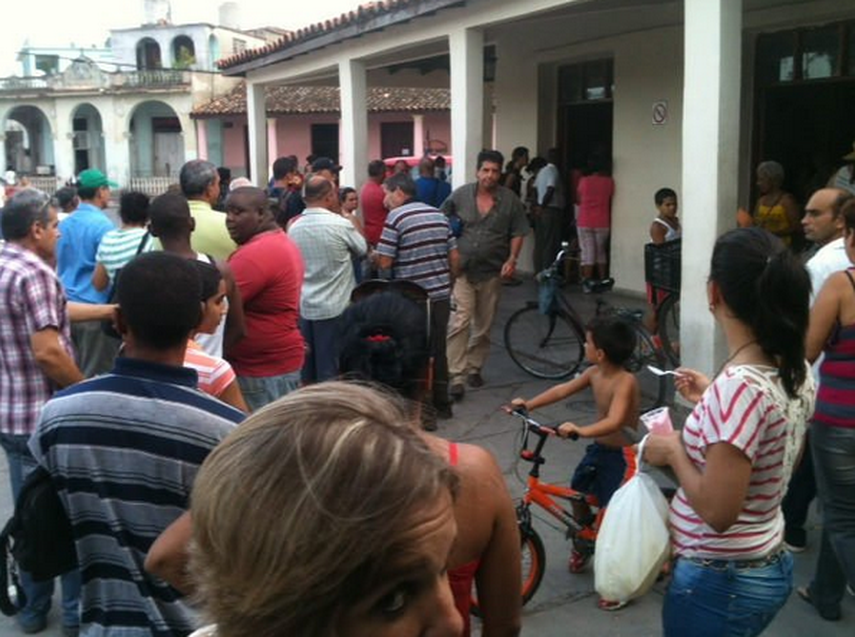 Cola para comprar huevos en Pinar del Río, Cuba, el 28 de enero de 2015. (Foto: Bloguera Yoani Sánchez)
