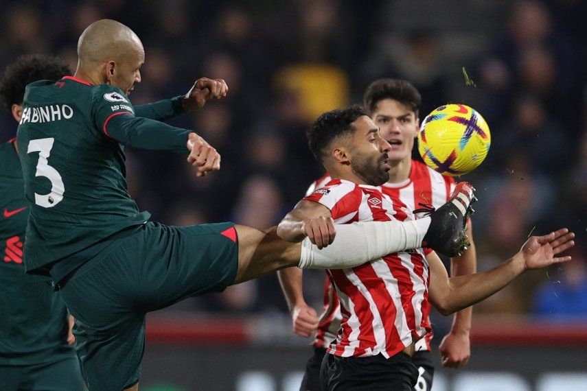 Fabinho del Liverpool pelea por el balón&nbsp;