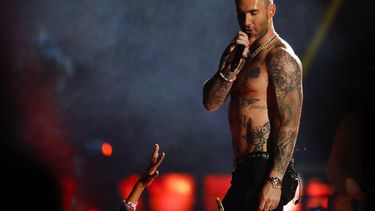 Uno de los aspectos más comentados fue la decisión del líder del popular grupo de pop rock, Adam Levine, de ir desnudando su torso mientras avanzaba el espectáculo