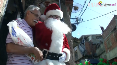 papa noel visita un barrio pobre de venezuela