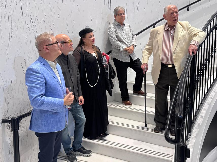 El artista, uno de los dos curadores y otros invitados destacados dan la bienvenida a los asistentes previo a la inauguración oficial de la muestra.