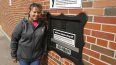 Monica Kelsey y el pueblo de Woodburn, Indiana, dedicaron la primera cesta para bebés recién nacidos de Safe Haven Baby Box el 26 de abril de 2016, en la estación de bomberos de Woodburn.&nbsp;