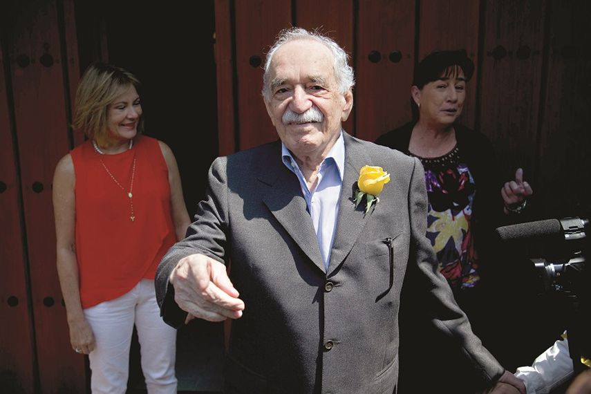 El laureado escritor saluda a sus admiradores y a reporteros el pasado 6 de marzo, durante su cumpleaños 87 en Ciudad de México. (AP)