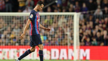 Sergio Busquets sale del campo tras la derrota del FC Barcelona ante la Real Sociedad en LaLiga