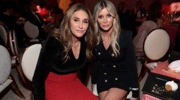Caitlyn Jenner y Sophia Hutchins asisten a la fiesta anual de la Fundación contra el Sida de Elton John con motivo de los premios Oscar, en Hollywood, California. 