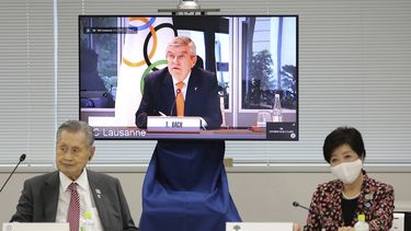 En esta imagen de archivo del 24 de septiembre de 2020, el presidente del COI, Thomas Bach, aparece en la pantalla para intervenir a distancia con el presidente del Comité Organizador Yoshiro Mori, a la izquierda, y la gobernadora de Tokio, Yuriko Koike, a la derecha durante una reunión virtual sobre los aplazados Juegos Olímpicos de Tokio, en Tokio.&nbsp;