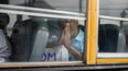 Isaías Ruiz hace un gesto desde un autobús después de ser liberado de una cárcel nicaragüense y aterrizar en el aeropuerto de la Ciudad de Guatemala, el jueves 5 de septiembre de 2024.