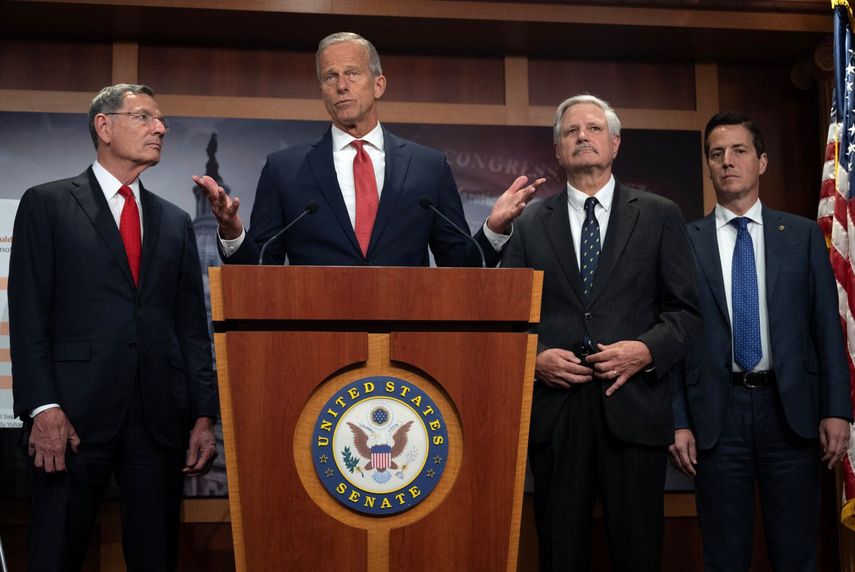 John Thune, líder de la mayoría republicana en el Senado habla a la prensa en el Capitolio junto a senadores conservadores.