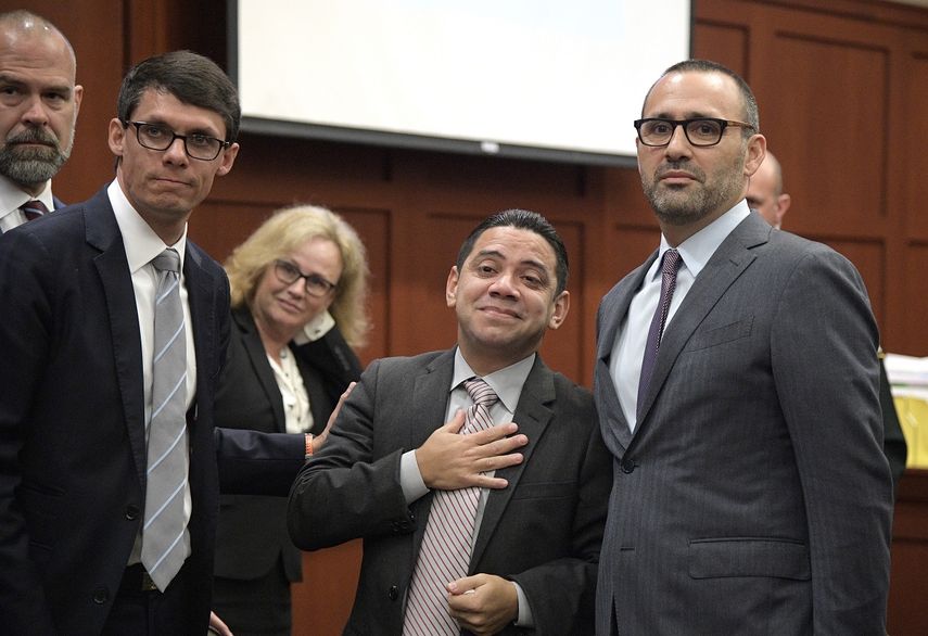 Fotografía cedida por la organización Innocence Project donde aparece el hondureño Clemente Javier Aguirre (2do der.) junto a sus abogados, después de su exoneración por un tribunal en Sanford, Florida.