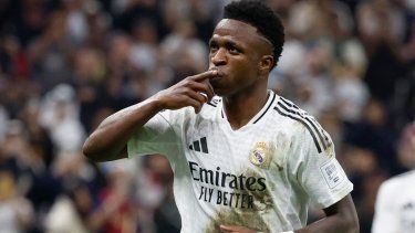 El delantero brasileño del Real Madrid, Vinicius, celebra luego de anotar el tercer gol de su equipo ante el Pachuca, el 18 de diciembre de 2024.