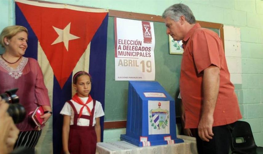 El actual vicepresidente primero de Cuba, Miguel Díaz-Canel (der.), cuando ejercía su derecho al voto durante las elecciones municipales de 2015.