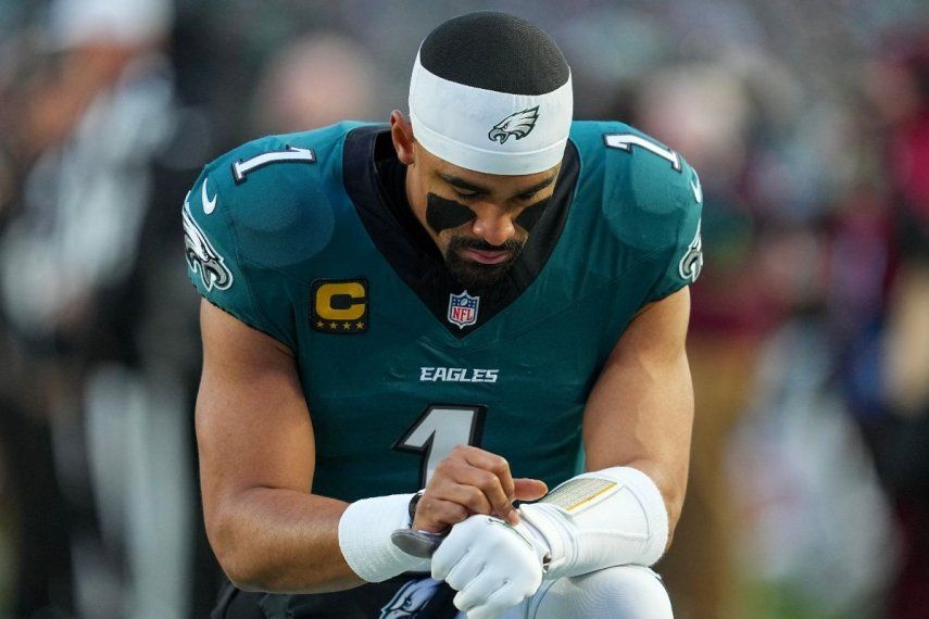 Jalen Hurts, de los Eagles de Filadelfia, previo al inicio de un partido de postemporada, el 11 de enero de 2026.