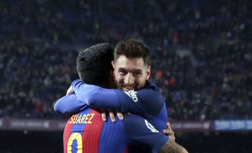 Los jugadores del Barcelona, el argentino Leo Messi (d) y el uruguayo Luis Suárez, celebran el cuarto gol del equipo blaugrana