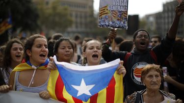 Varias personas protestan en Barcelona contra el fallo del Tribunal Supremo de Espa&ntilde;a que sentenci&oacute; a varios a&ntilde;os en prisi&oacute;n a 12 expol&iacute;ticos y activistas catalanes por su papel en el movimiento independentista de 2017.