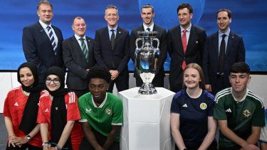 Director ejecutivo de la Asociación Escocesa de Fútbol (FA), Ian Maxwell, Director ejecutivo de la Asociación de fútbol (FA) de Irlanda del Norte, Patrick Nelson, Director ejecutivo de la Asociación de fútbol (FA) de Irlanda, Jonathan Hill, futbolista profesional retirado galés, al frente de la delegación del Reino Unido e Irlanda Gareth Bale, Asociación galesa de fútbol (FA) El director ejecutivo de (FA), Noel Mooney, y el director ejecutivo de la Asociación de Fútbol, el inglés Mark Bullingham, posan con los fanáticos junto al trofeo después de que el Reino Unido e Irlanda fueran elegidos para albergar el torneo de fútbol Euro 2028 durante la ceremonia de anuncio en la sede de la UEFA en Nyon el 10 de octubre de 2023. Siete años después de conceder la Eurocopa 2024 a Alemania, la UEFA anunció el 10 de octubre de 2023 los anfitriones de las dos próximas ediciones: el Reino Unido e Irlanda albergarán juntos el torneo en 2028, seguidos por el tándem sin precedentes de Italia y Turquía en 2032. &nbsp;