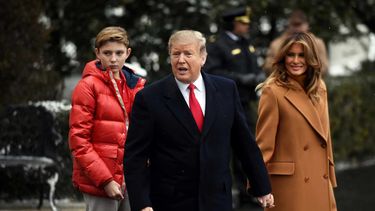 El presidente Donald Trump junto a la primera dama, Melania, y su hijo Barron, en una imagen de archivo fechada en febrero de 2019 en la Casa Blanca.&nbsp;