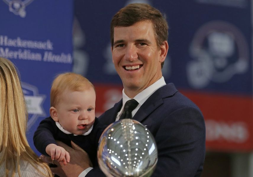 El mariscal de campo de f&uacute;tbol americano de los New York Giants, Eli Manning, abraza a su hijo Charles despu&eacute;s de anunciar su retiro el viernes 24 de enero de 2020 en East Rutherford, Nueva Jersey. 2020.&nbsp;