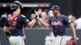 El lanzador Raisel Iglesias (derecha) y el receptor Sean Murphy, de los Bravos de Atlanta, celebran luego de una victoria, el 3 de agosto de 2025.