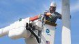 Empleados de la FPL atienden una avería en los conductos de electricidad en Florida.
