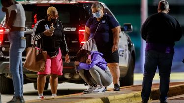 En esta fotografía de archivo del 7 de septiembre de 2020, una mujer se hinca frente al Hospital Infantil Comer del Centro Médico de la Universidad de Chicago, adonde fue trasladada una niña de 8 años tras ser asesinada en un tiroteo, en Chicago.