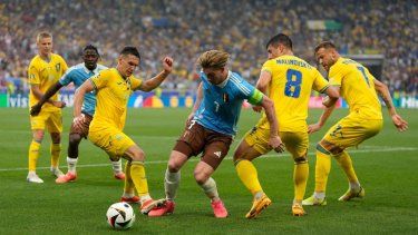 El belga Kevin De Bruyne pelea por mantener el control del balón entre los ucranianos Ruslan Malinovskyi y Andriy Yarmolenko en el encuentro del Grupo E de la Eurocopa el miércoles 26 de junio del 2024.&nbsp;