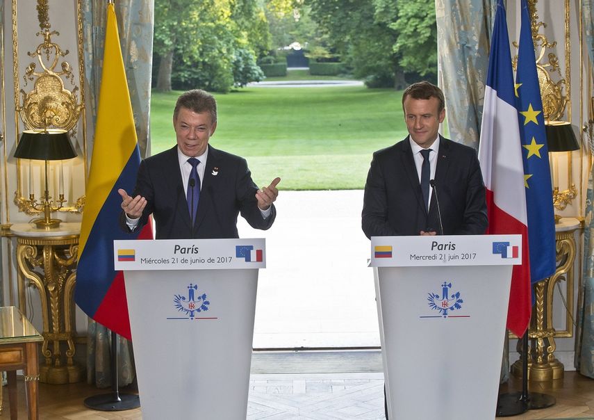 El presidente francés Emmanuel Macron (d) participa con el presidente de&nbsp;Colombia, Juan Manuel Santos, (i) en rueda de prensa conjunta, en el Palacio del Elíseo.