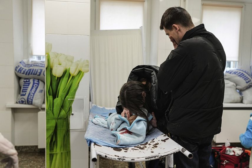 Marina Yatsko, a la izquierda, y su novio Fedor lloran el cuerpo sin vida de su hijo Kirill, de 18 meses, muerto en un bombardeo, mientras yacía en una camilla en un hospital en Mariupol, Ucrania, el viernes 4 de marzo de 2022.&nbsp;