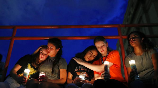 Un grupo de jóvenes se consuelan durante una vigilia en El Paso, Texas, luego del mortal tiroteo.