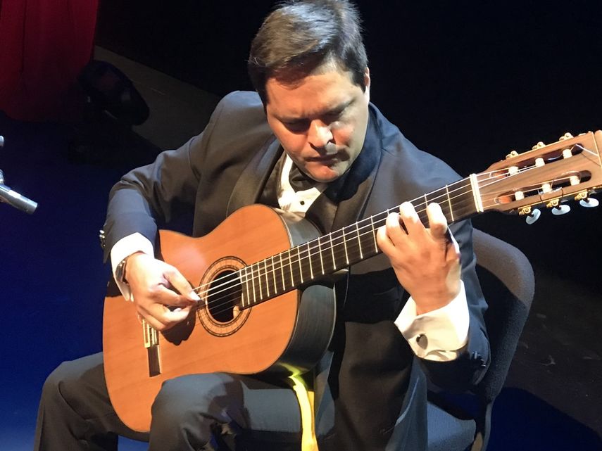 El talentoso m&uacute;sico Yalil Guerra tiene una&nbsp;formaci&oacute;n de&nbsp;base&nbsp;en guitarra cl&aacute;sica.&nbsp;