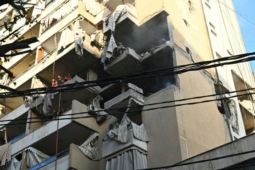 Rescatistas buscan sobrevivientes en el lugar de un ataque aéreo israelí que apuntó a un apartamento en un edificio residencial en el barrio Haret Hreik, en los suburbios del sur de Beirut, el 23 de noviembre de 2025.