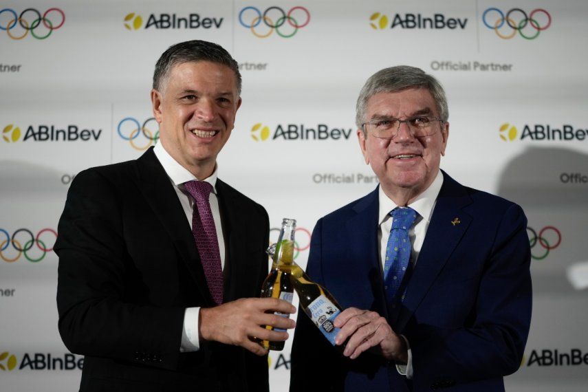 El director ejecutivo de Anheuser-Busch InBev, Michel Doukeris, y el presidente del COI, Thomas Bach, en conferencia de prensa en Londres para presentar al nuevo patrocinador, el viernes 12 de enero del 2024.