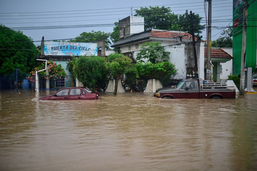 Las fuertes lluvias del 9 de octubre de 2025 en México causaron dos muertes, además de inundaciones de viviendas, deslizamientos de tierra y el desbordamiento de ríos en varias partes del país, informó el gobierno mexicano el viernes. Vehículos permanecen parcialmente sumergidos en una calle inundada tras las fuertes lluvias en Poza Rica, estado de Veracruz, México, el 10 de octubre de 2025.