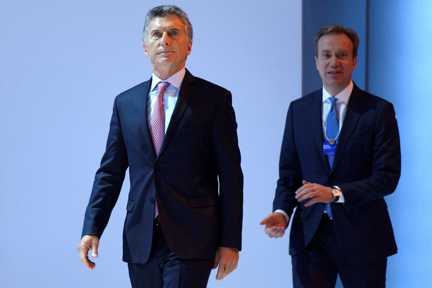 El presidente argentino, Mauricio&nbsp;Macri&nbsp;(i), y el exministro noruego de Asuntos Exteriores y actual presidente del Foro Davos, Borge Brende.&nbsp;