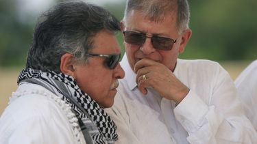 Fotografía de archivo fechada el 4 de enero de 2018 de los exguerrilleros de las FARC Jesús Santrich (izq.) y Rodrigo Granda.
