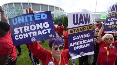 Empledos de Ford se manifiestan por fuerte subida de salarios y beneficios.