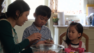 Escena de la serie Little America, que estrena este viernes en Apple TV+.