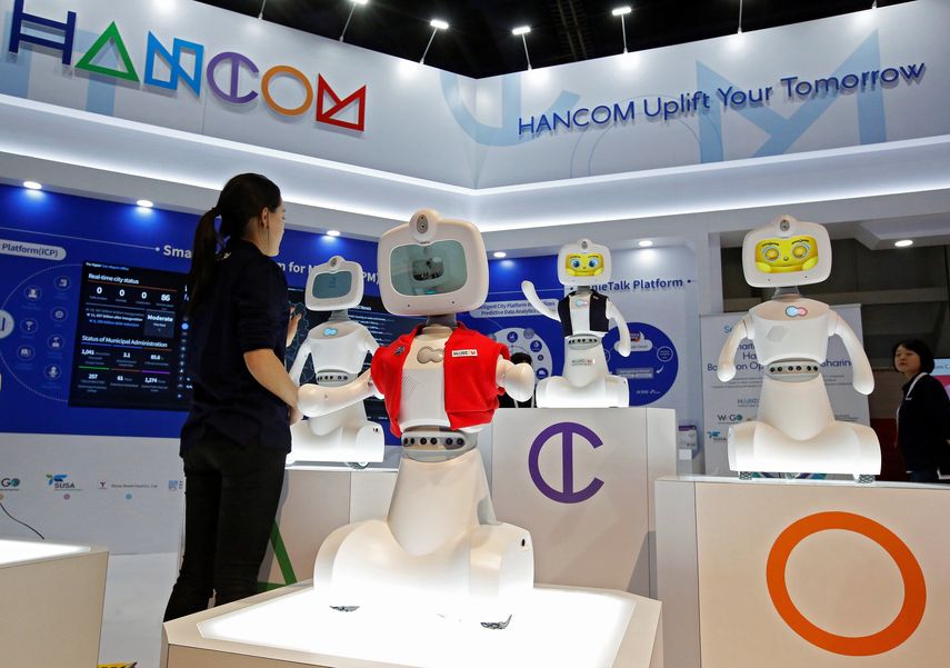Una mujer ajusta un robot en el stand de Hancom el día de la apertura Feria de electrónica de consumo&nbsp;CES&nbsp;2019 en Las Vegas.