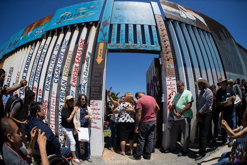 Besos, sonrisas, lágrimas, intercambio de palabras y toma de fotografías pudieron verse a través de la gran puerta de acero en la esquina suroeste de los Estados Unidos.