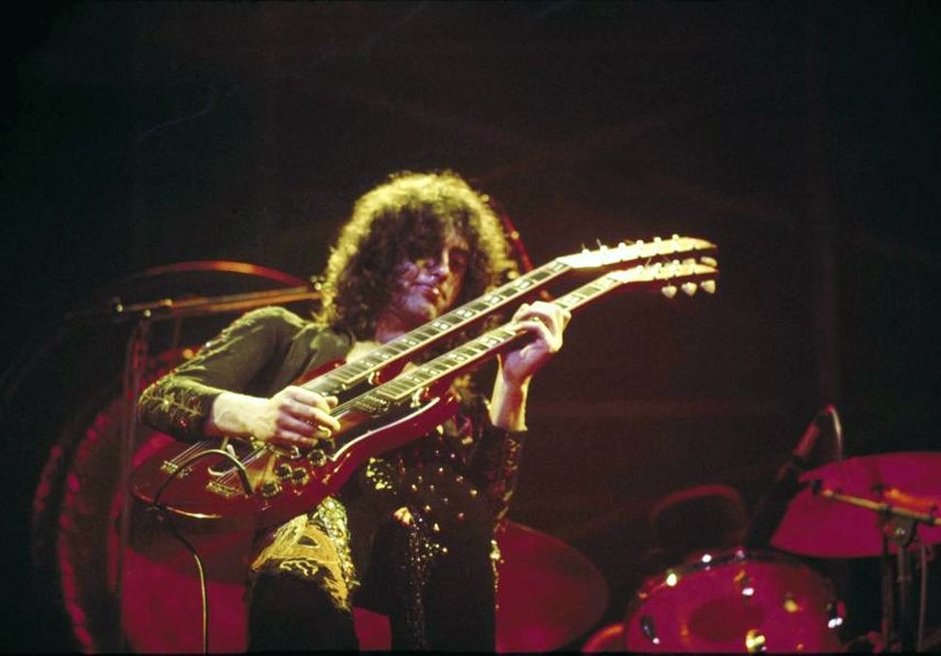 Jimmy Page interpreta su guitarra de dos brazos durante un concierto en 1975. (CORTESÍA)
