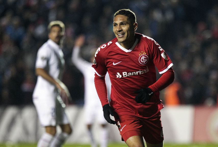 El delantero peruano Paolo Guerrero del Internacional de Brasil tras anotar el gol de la victoria 1-0 ante Nacional de Uruguay por los octavos de final de la Copa Libertadores en Montevideo, Uruguay, el miércoles 24 de julio de 2019.&nbsp;
