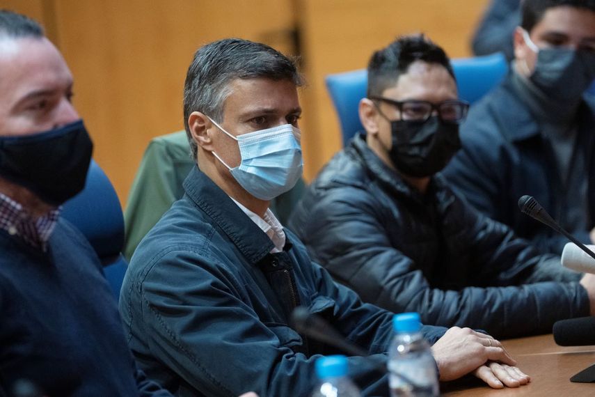 El activista opositor venezolano Leopoldo López, segundo a la izquierda, y el dramaturgo y activista cubano Yunior García, tercero° a la izquierda, participan en un foro estudiantil en la Universidad Complutense de Madrid, España, el lunes 13 de diciembre de 2021.