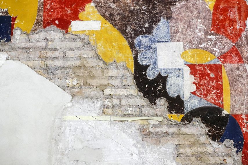 La obra que ahora sale a la luz es una composición abstracta, pintada en tonos amarillos, rojos y azules.