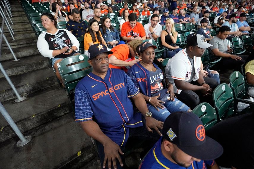 Agustín Eduardo Álvarez Salazar y Mailyn Cadogan Reyes, padres del grandeliga cubano Yordan Álvarez, observan el juego de los Astros de Houston, el martes 23 de agosto de 2022&nbsp;