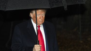 El presidente Donald Trump abandona la Oficina Oval para hablar con los reporteros en la Casa Blanca, Washington, el martes 10 de diciembre de 2019.&nbsp;