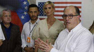 El líder de la oposición venezolana, Julio Borges, a la derecha, habla con los medios después de una reunión con Ivanka Trump en un refugio para migrantes en La Parada, cerca de Cúcuta, Colombia.