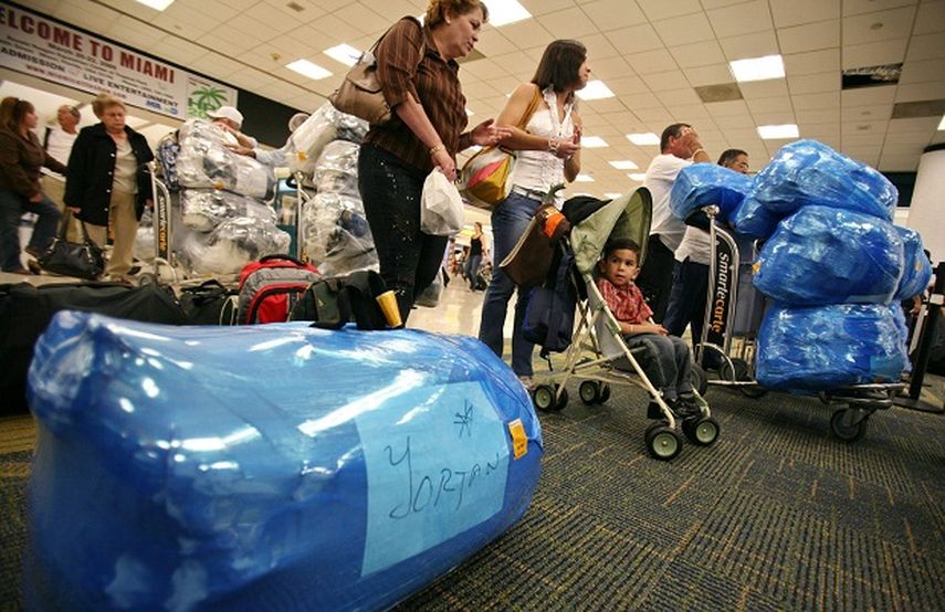 Viajeros con destino Cuba en el aeropuerto de Miami. (EFE)