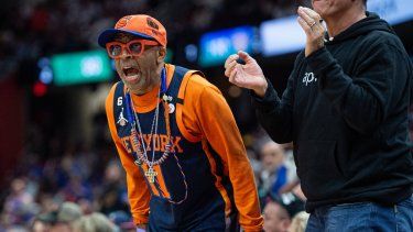 Spike Lee alienta a los Knicks de Nueva York en un partido de playoffs ante los Cavaliers de Cleveland, el miércoles 26 de abril de 2023.