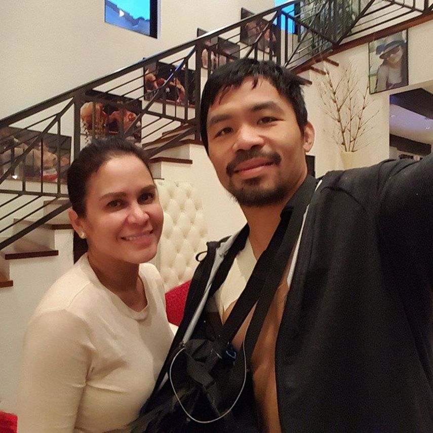 Pacquiao junto a su esposa después de la operación de hombro. (Twitter)